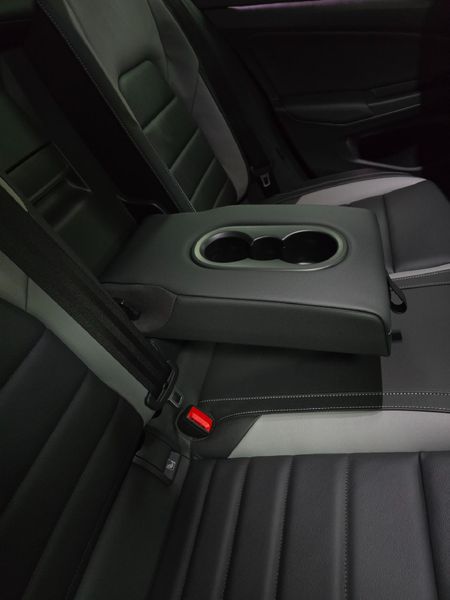 2026-Volkswagen-Golf-14-TSI-R-Line-Auto-110kw_7