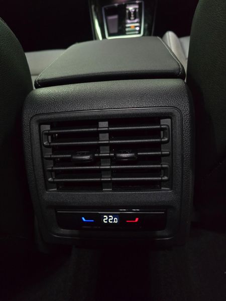 2026-Volkswagen-Golf-14-TSI-R-Line-Auto-110kw_8