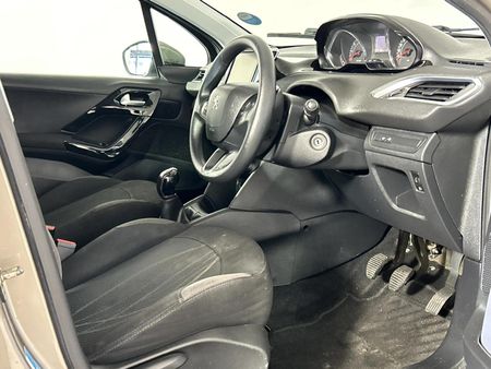 2013-Peugeot-208-12-VTi-Active-5-dr_10