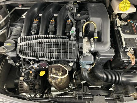 2013-Peugeot-208-12-VTi-Active-5-dr_14