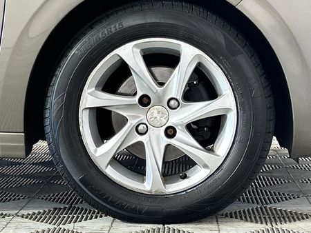 2013-Peugeot-208-12-VTi-Active-5-dr_17