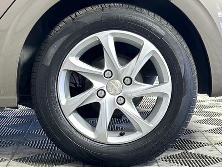 2013-Peugeot-208-12-VTi-Active-5-dr_18