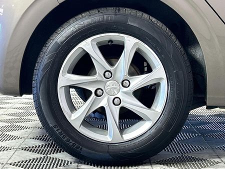 2013-Peugeot-208-12-VTi-Active-5-dr_19