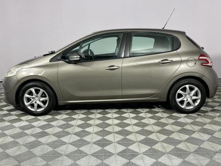 2013-Peugeot-208-12-VTi-Active-5-dr_5