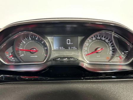 2013-Peugeot-208-12-VTi-Active-5-dr_7