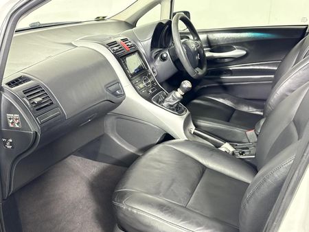 2010-Toyota-Auris-16-XS_9