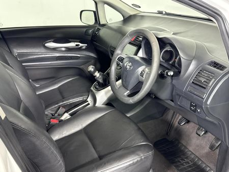 2010-Toyota-Auris-16-XS_10