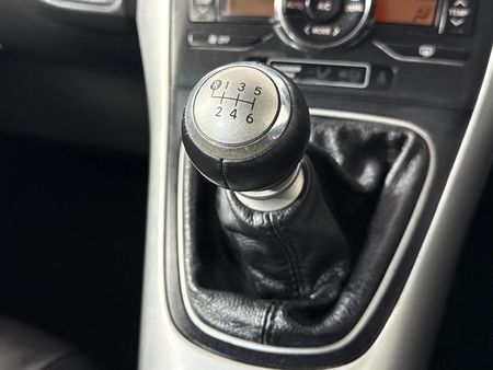 2010-Toyota-Auris-16-XS_11