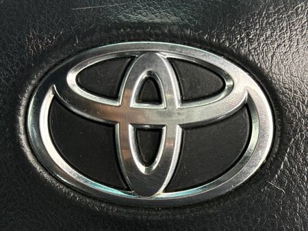 2010-Toyota-Auris-16-XS_12