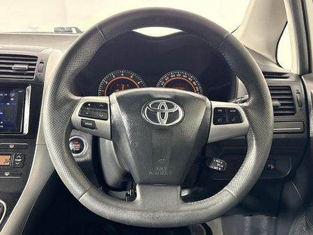 2010-Toyota-Auris-16-XS_13