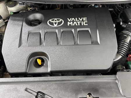 2010-Toyota-Auris-16-XS_14