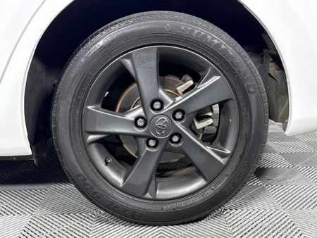 2010-Toyota-Auris-16-XS_18