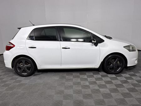 2010-Toyota-Auris-16-XS_3