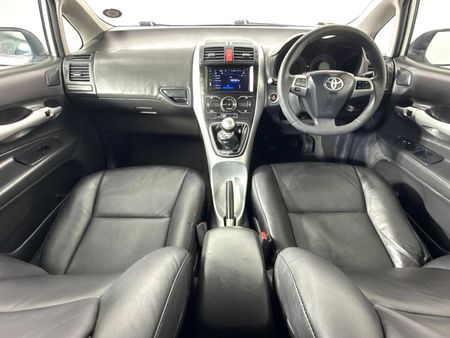 2010-Toyota-Auris-16-XS_6