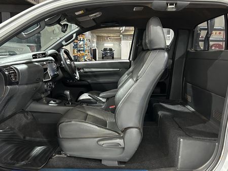 2026-Toyota-Hilux-28-GD-6-RB-Legend-55-4x4-Auto-Extended-Cab_13