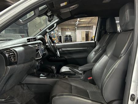 2026-Toyota-Hilux-28-GD-6-RB-Legend-55-4x4-Auto-Extended-Cab_14