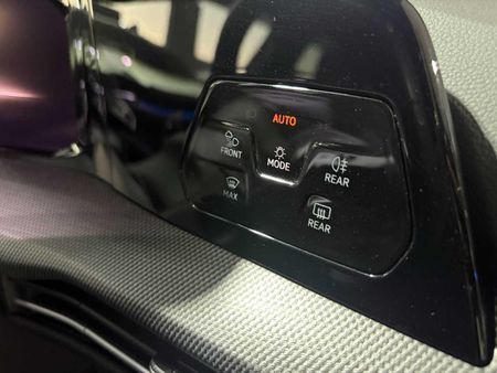 2025-Volkswagen-Golf-14-TSI-R-Line-Auto-110kw_12
