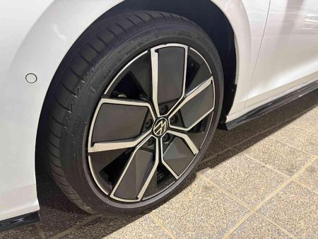 2025-Volkswagen-Golf-14-TSI-R-Line-Auto-110kw_14