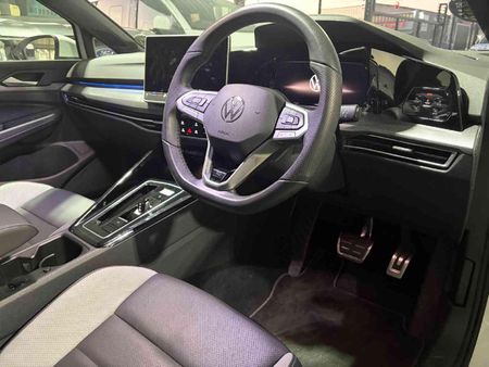 2025-Volkswagen-Golf-14-TSI-R-Line-Auto-110kw_18