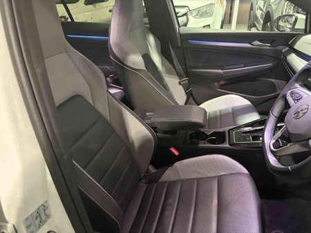 2025-Volkswagen-Golf-14-TSI-R-Line-Auto-110kw_21