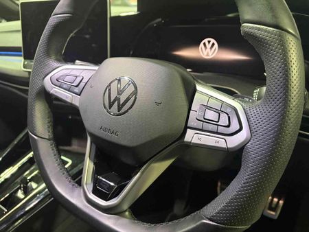 2025-Volkswagen-Golf-14-TSI-R-Line-Auto-110kw_22