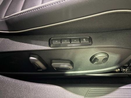 2025-Volkswagen-Golf-14-TSI-R-Line-Auto-110kw_6