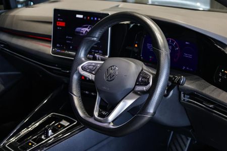 2026-Volkswagen-Golf-14-TSI-R-Line-Auto-110kw_9