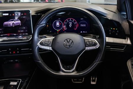 2026-Volkswagen-Golf-14-TSI-R-Line-Auto-110kw_15