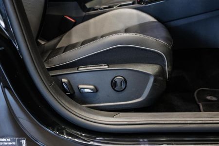 2026-Volkswagen-Golf-14-TSI-R-Line-Auto-110kw_7