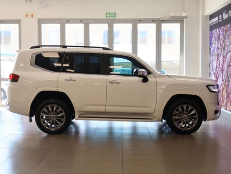 2023-Toyota-Land-Cruiser-300-V6-33-D-ZX_9
