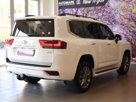 2023-Toyota-Land-Cruiser-300-V6-33-D-ZX_11