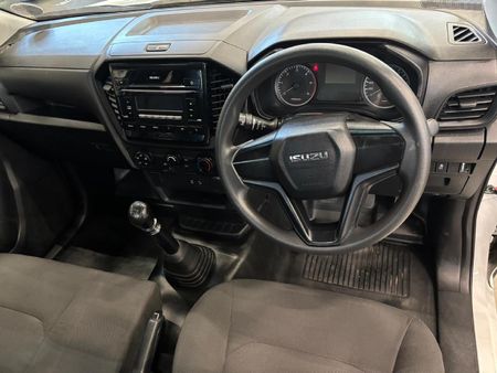2023-Isuzu-D-Max-19-DDI-HR-L-Single-Cab_11