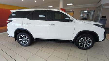2021-Toyota-Fortuner-24-GD-6-Raised-Body-Auto_3