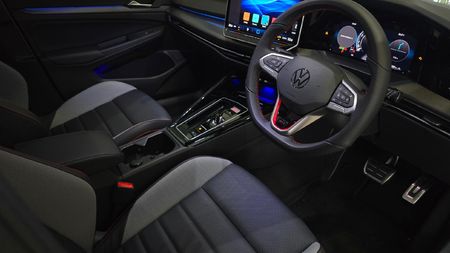 2026-Volkswagen-Golf-8-GTI-20-TSI-DSG_12