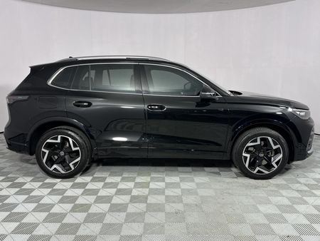 2025-Volkswagen-Tiguan-20TDI-R-Line-4Motion_3