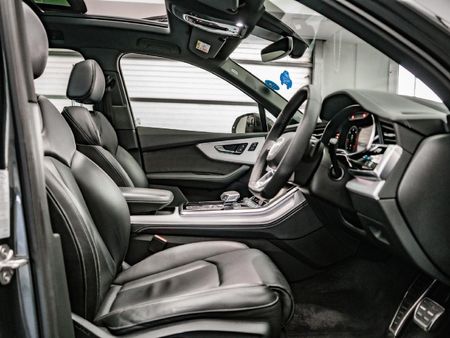 2024-Audi-Q7-45TDI-quattro-S-line-Competition_12