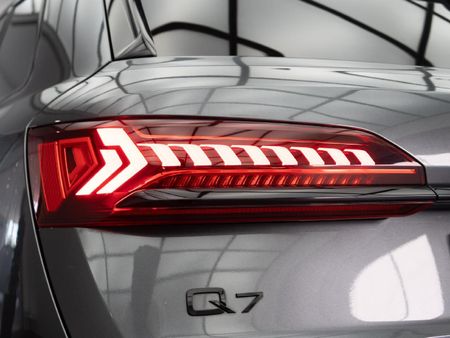 2024-Audi-Q7-45TDI-quattro-S-line-Competition_23