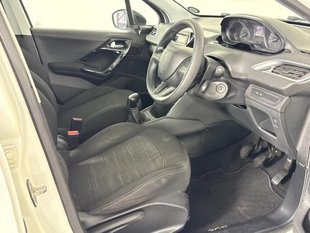 2017-Peugeot-208-10-PureTech-PopArt-5-dr_10
