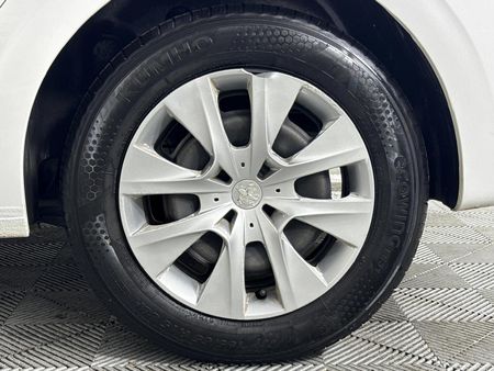 2017-Peugeot-208-10-PureTech-PopArt-5-dr_17