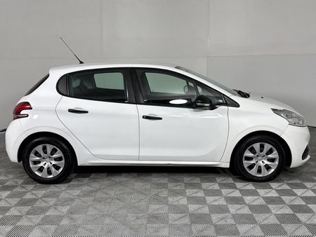 2017-Peugeot-208-10-PureTech-PopArt-5-dr_3