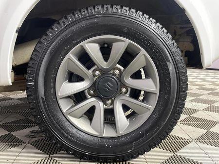 2017-Suzuki-Jimny-13_16