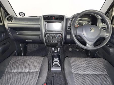 2017-Suzuki-Jimny-13_6