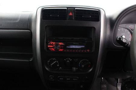 2014-Suzuki-Jimny-13_8