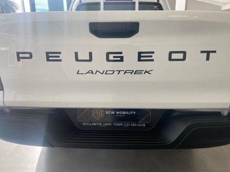 2026-Peugeot-Landtrek-19D-Professional-Double-Cab_16