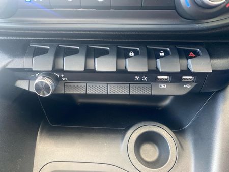 2026-Peugeot-Landtrek-19D-Professional-Double-Cab_12