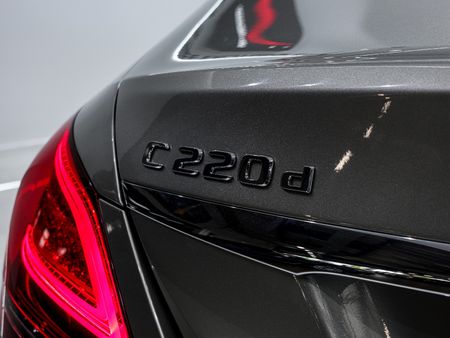 2019-Mercedes-Benz-C-Class-C220D-AMG-LINE-AUTO_6