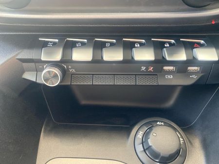 2026-Peugeot-Landtrek-19D-Professional-Double-Cab_14