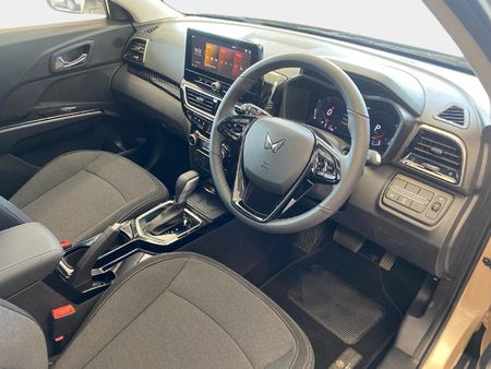 2026-Mahindra-XUV-3XO-12T-AX5-Auto_7