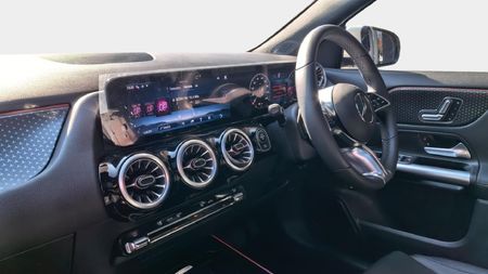 2026-Mercedes-Benz-GLA-200-Auto_10