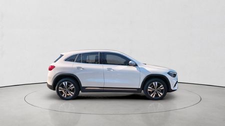 2026-Mercedes-Benz-GLA-200-Auto_2